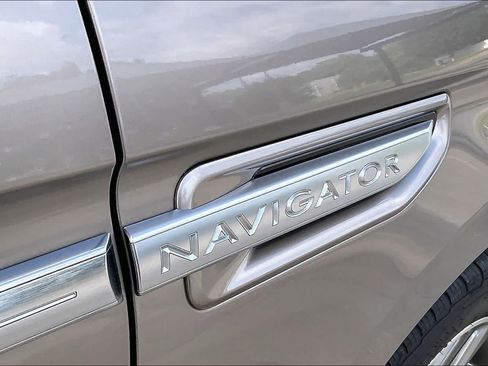 Used 2018 Lincoln Navigator L Reserve w/ Technology Package AWD/4WD image 10