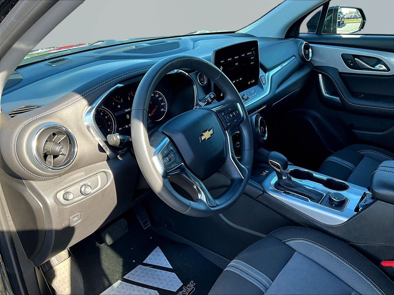 Used 2024 Chevrolet Blazer LT w/ Convenience Package FWD image 17