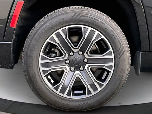 Certified 2024 Jeep Wagoneer L Series II w/ Flexible Seating Group image 35