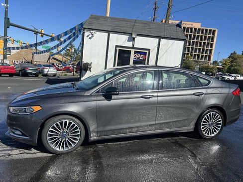 Used 2017 Ford Fusion SE w/ Fusion SE Technology Package image 3