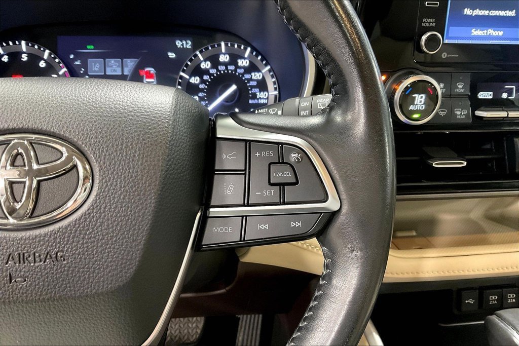 Used 2020 Toyota Highlander XLE AWD/4WD image 13