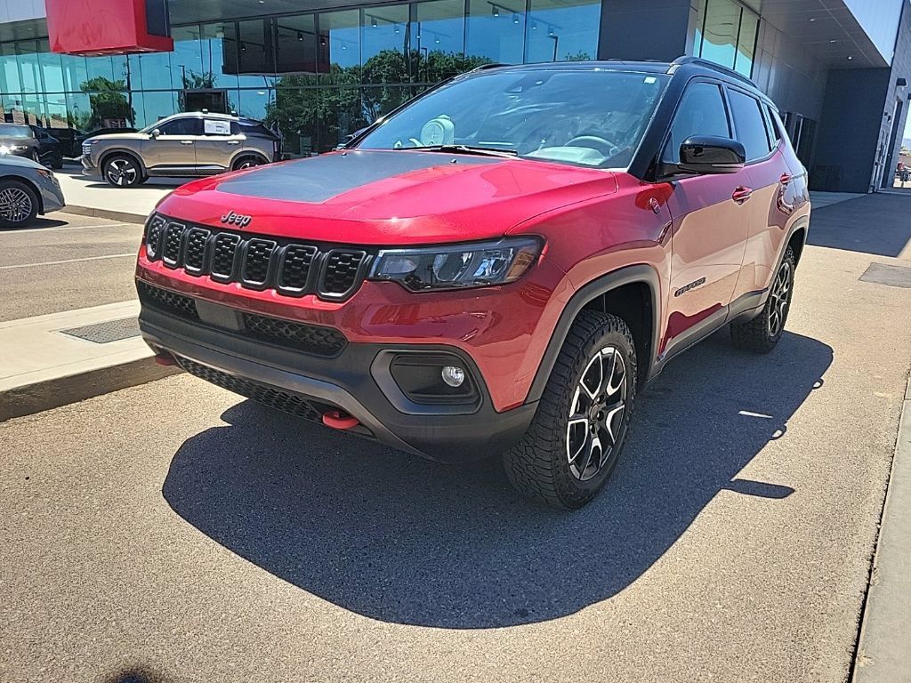 Used 2025 Jeep Compass Trailhawk AWD/4WD image 3