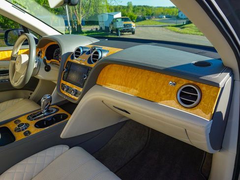 Used 2017 Bentley Bentayga AWD/4WD image 39