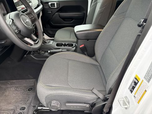 Used 2025 Jeep Wrangler Willys image 10