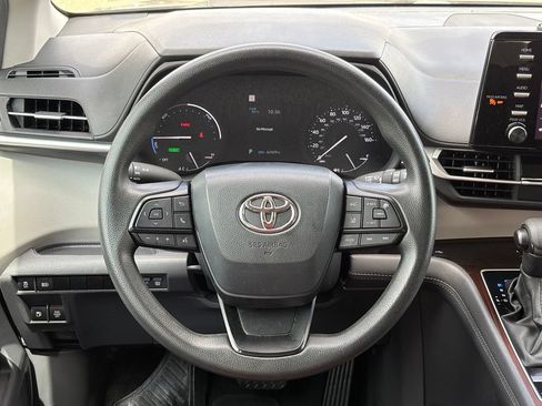 Used 2024 Toyota Sienna LE w/ LE Plus Package FWD image 18