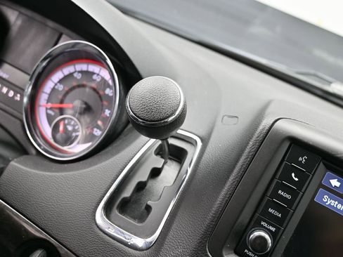 Used 2018 Dodge Grand Caravan SE w/ UConnect Hands-Free Group image 24