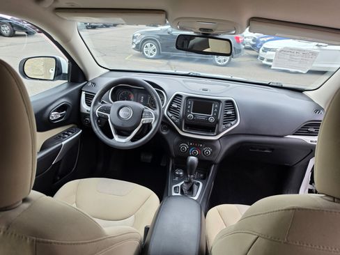 Used 2018 Jeep Cherokee Latitude AWD/4WD image 23