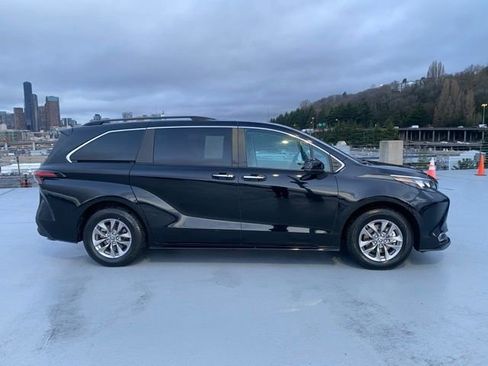 Used 2024 Toyota Sienna XLE image 2