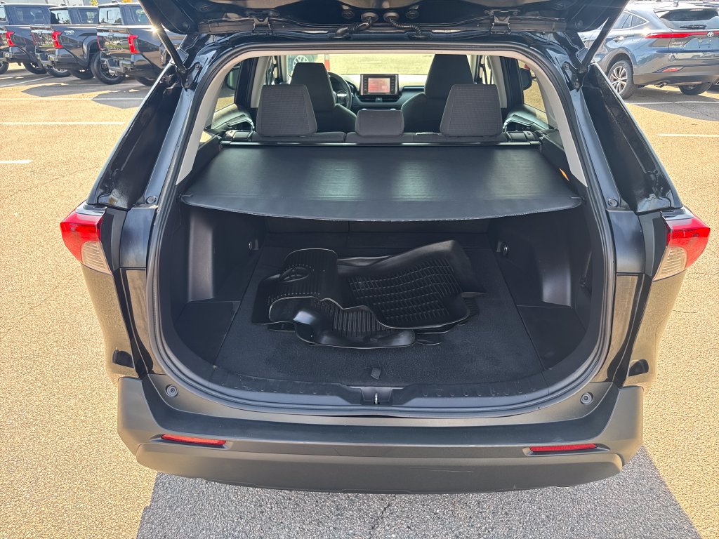 Used 2021 Toyota RAV4 LE AWD/4WD image 7