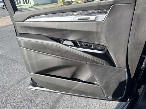 Used 2025 Cadillac Escalade ESV V image 9