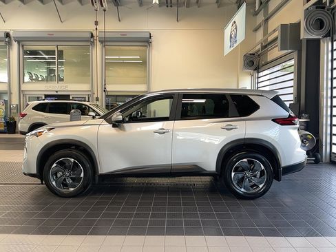 Used 2025 Nissan Rogue SV AWD/4WD image 4