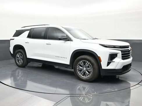 Used 2025 Chevrolet Traverse LT FWD image 7
