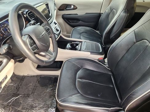 Used 2023 Chrysler Pacifica Limited image 14
