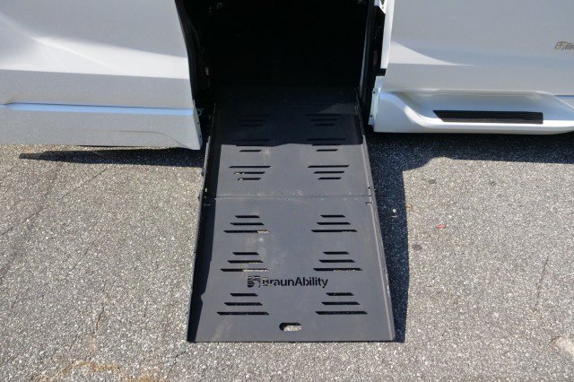 Used 2024 Toyota Sienna XLE w/ XLE Plus Package FWD image 10