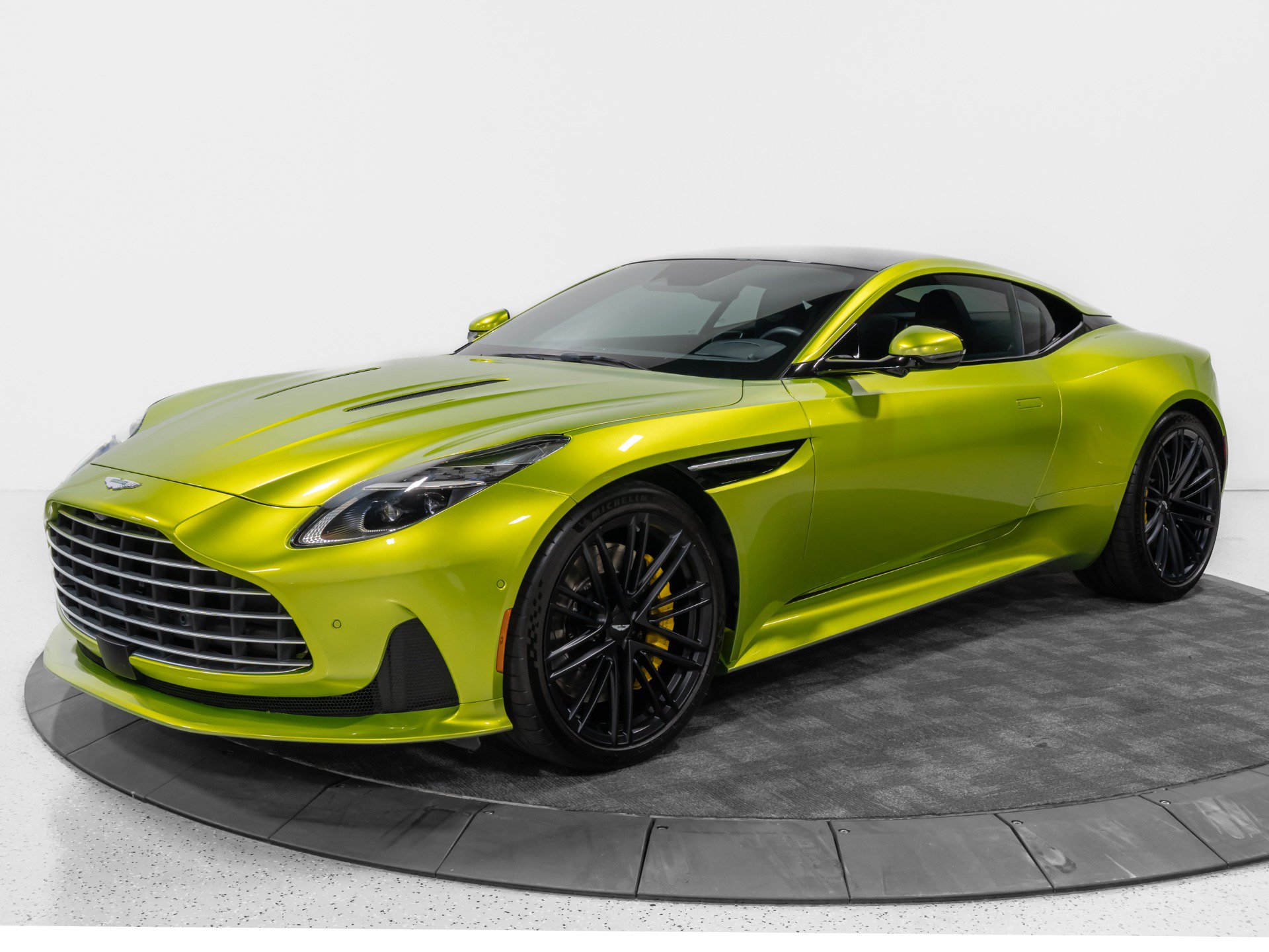 Used 2024 Aston Martin DB12 Coupe RWD image 2
