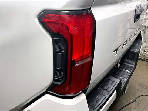 Used 2025 Toyota Tacoma Limited AWD/4WD image 26