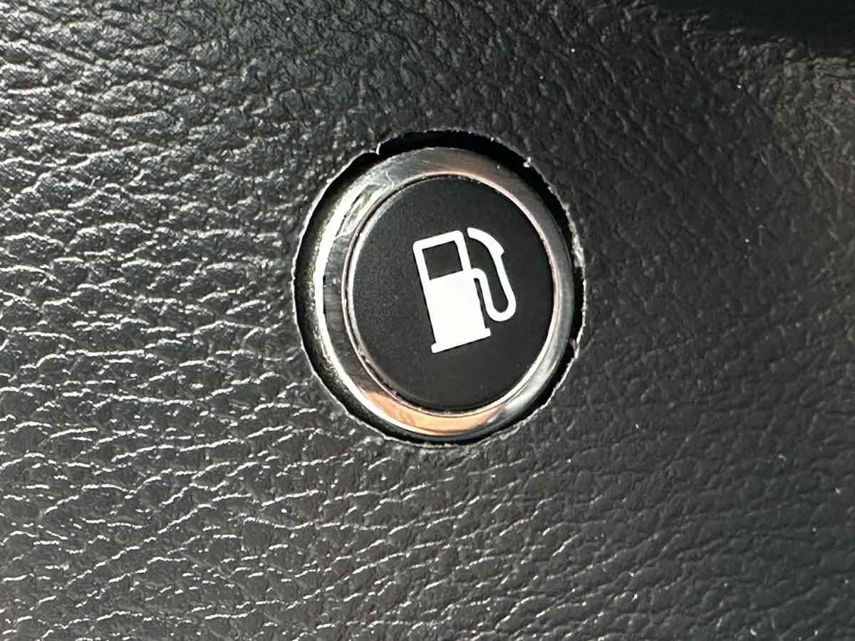 Used 2014 Chrysler 300 C w/ Harman/Kardon Audio Group RWD image 25