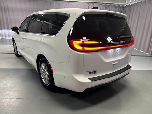 Used 2024 Chrysler Pacifica Touring-L w/ Uconnect Theater Family Group FWD image 5