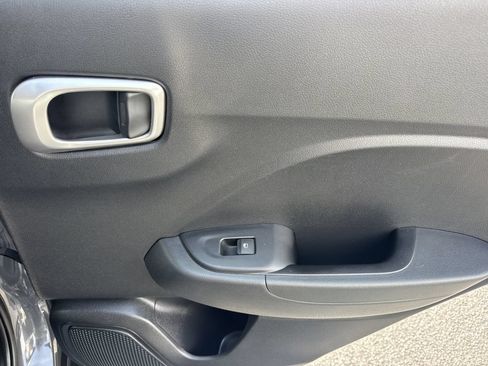 Used 2025 Hyundai Venue SE FWD image 16