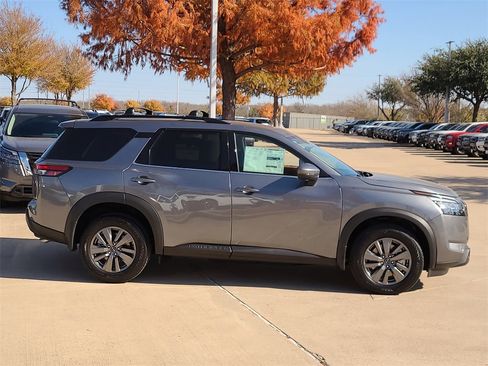 New 2025 Nissan Pathfinder SV image 4