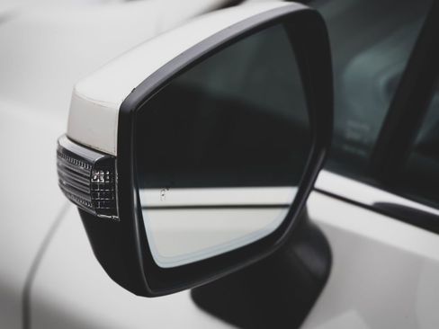 Used 2017 Subaru Outback 2.5i Touring AWD/4WD image 3