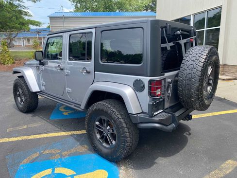 Used 2018 Jeep Wrangler Unlimited Sport AWD/4WD image 3