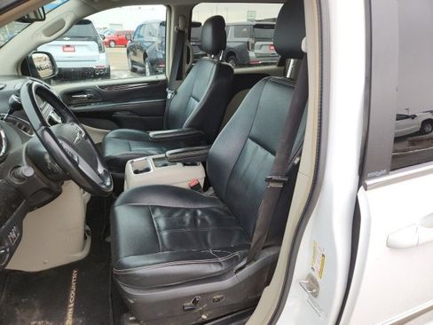 Used 2014 Chrysler Town & Country Touring image 16