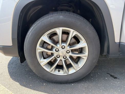 Used 2019 Jeep Cherokee Latitude Plus w/ Cold Weather Group AWD/4WD image 26