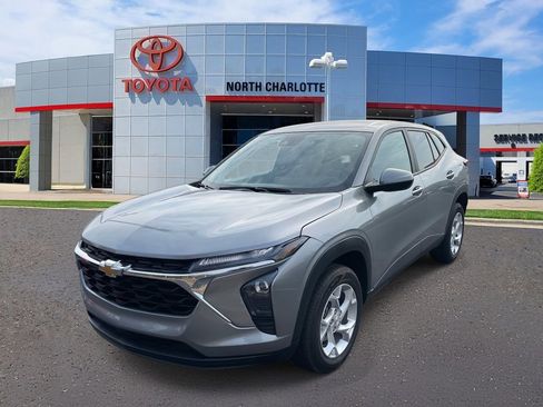 Used 2025 Chevrolet Trax LS w/ LS Convenience Package image 6