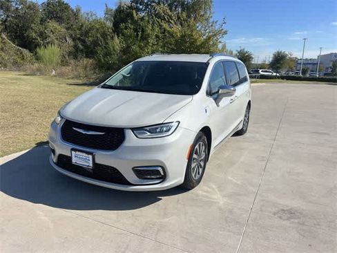 Used 2021 Chrysler Pacifica Limited w/ Uconnect Theater Family Group image 2