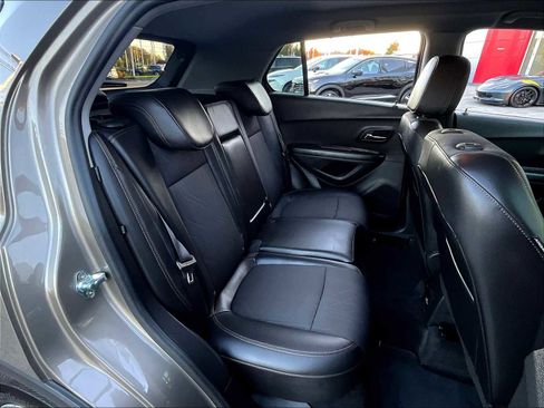 Used 2022 Chevrolet Trax LT w/ LT Convenience Package image 16