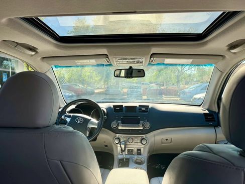 Used 2011 Toyota Highlander SE w/ Tow Pkg AWD/4WD image 12