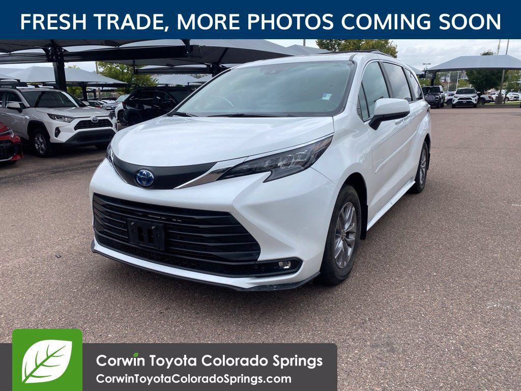 Used 2025 Toyota Sienna XLE w/ XLE Plus Package AWD/4WD image 3
