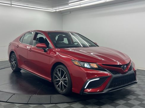 Used 2023 Toyota Camry SE image 2