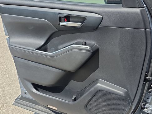 Used 2023 Toyota Highlander XLE FWD image 23