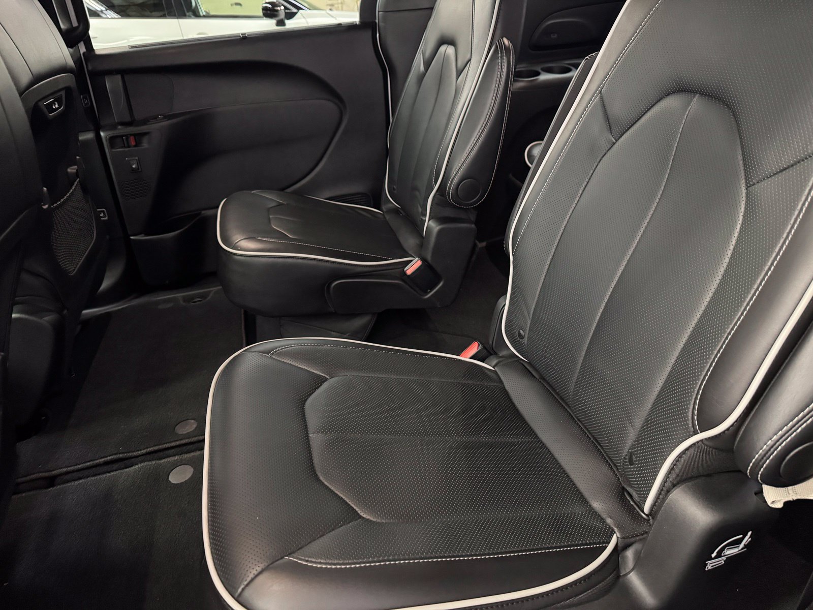 Used 2026 Chrysler Pacifica Limited AWD/4WD image 12