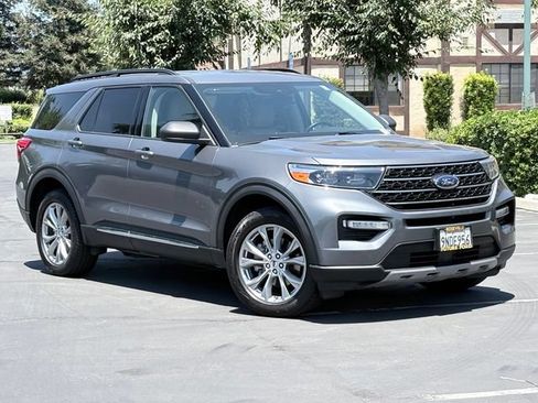 Used 2024 Ford Explorer XLT w/ Equipment Group 202A AWD/4WD image 2