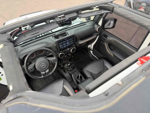 Used 2017 Jeep Wrangler Sahara image 21