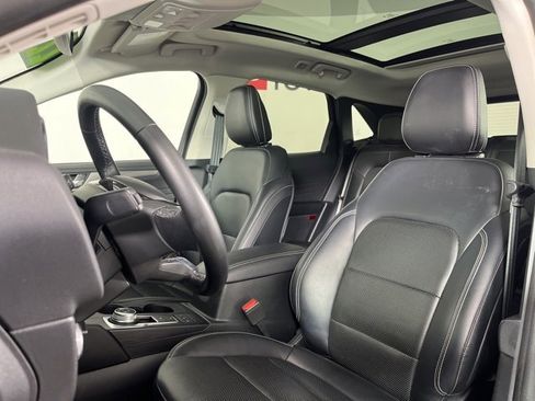 Used 2022 Ford Escape Titanium image 4