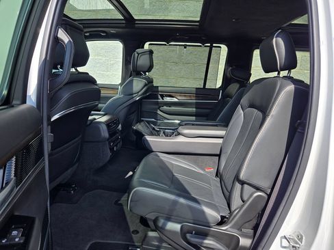 Used 2022 Jeep Grand Wagoneer Series II AWD/4WD image 42