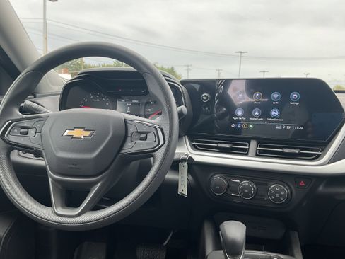 Certified 2025 Chevrolet Trax LS image 5