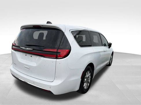 Used 2024 Chrysler Pacifica Touring-L FWD image 4