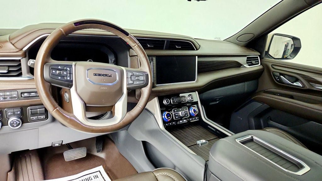 Used 2023 GMC Yukon XL Denali w/ Denali Reserve Package AWD/4WD image 12