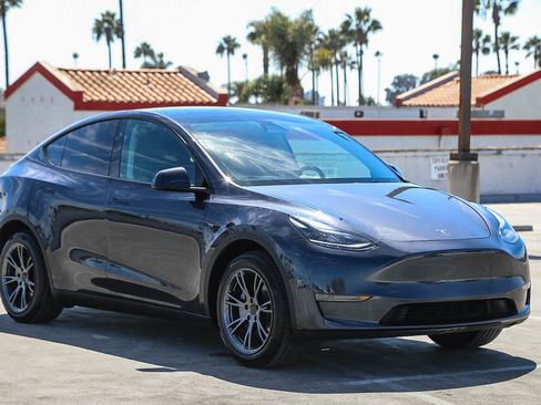 Used 2025 Tesla Model Y Long Range RWD image 4