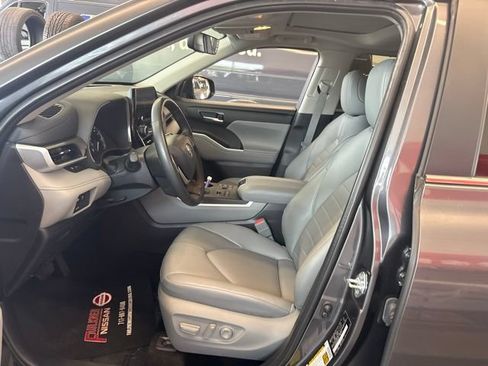 Used 2024 Toyota Highlander XLE AWD/4WD image 38