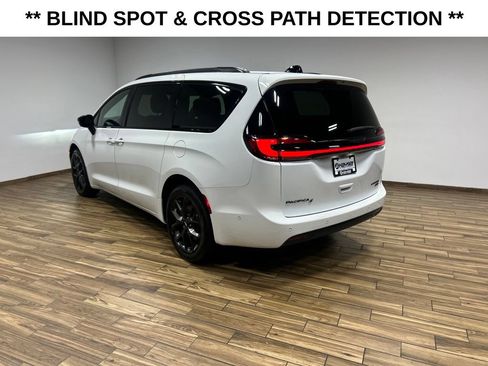 Used 2023 Chrysler Pacifica Limited w/ S Appearance Package AWD/4WD image 15
