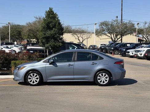 Used 2023 Toyota Corolla LE image 4