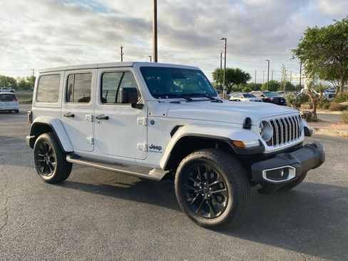 Used 2025 Jeep Wrangler Unlimited Sahara image 2