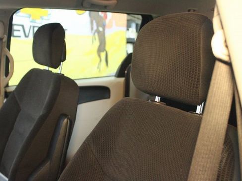 Used 2018 Dodge Grand Caravan SE w/ UConnect Hands-Free Group image 17