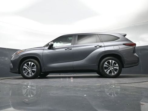 Used 2024 Toyota Highlander XLE image 41